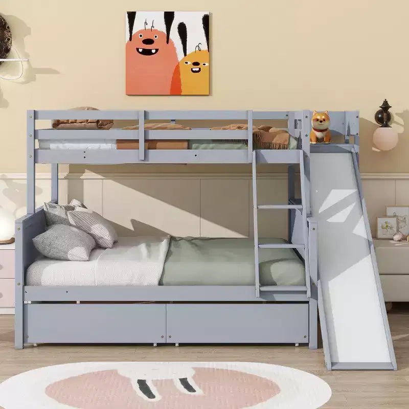 Letto a castello in legno di caucciù, con letto singolo sopra e piazza e mezza sotto, con 2 cassetti, scivolo, mensole e scaletta