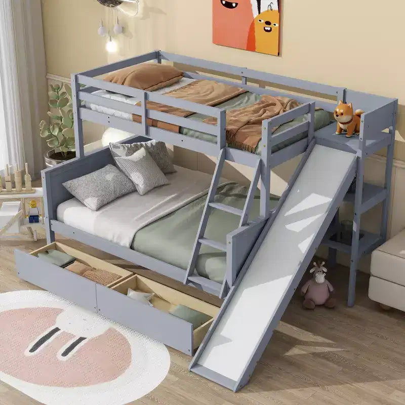 Letto a castello in legno di caucciù, con letto singolo sopra e piazza e mezza sotto, con 2 cassetti, scivolo, mensole e scaletta