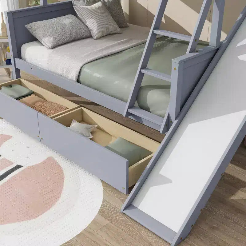 Letto a castello in legno di caucciù, con letto singolo sopra e piazza e mezza sotto, con 2 cassetti, scivolo, mensole e scaletta