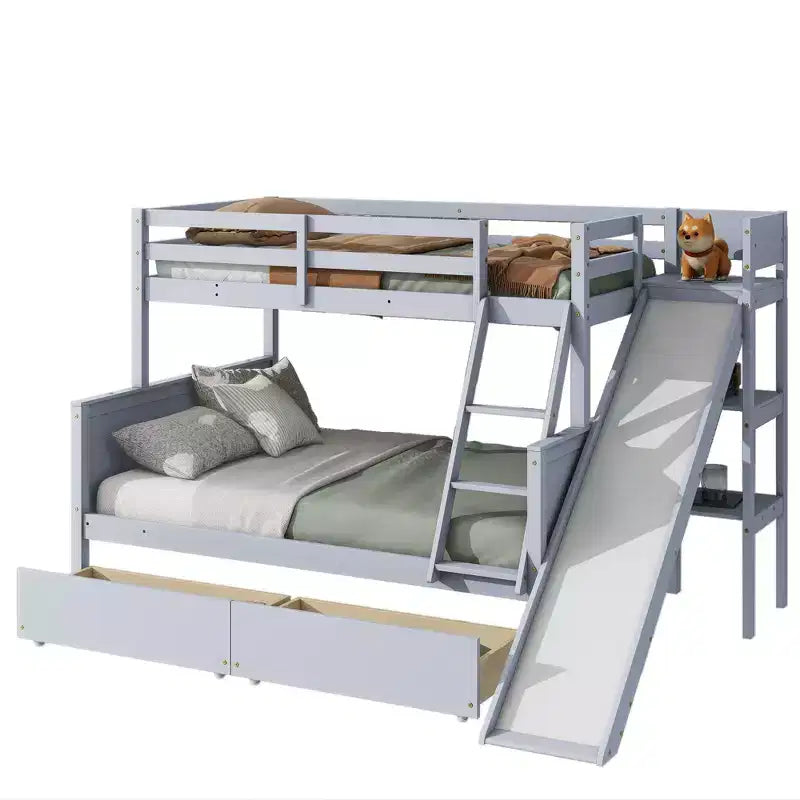 Letto a castello in legno di caucciù, con letto singolo sopra e piazza e mezza sotto, con 2 cassetti, scivolo, mensole e scaletta