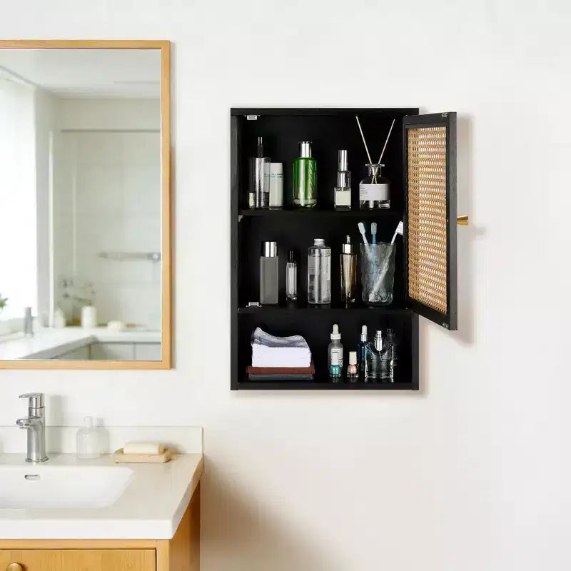Pensile da bagno in bambù con ante in rattan, armadietto dei medicinali con ripiani regolabili e organizer salvaspazio, legno naturale/nero/bianco