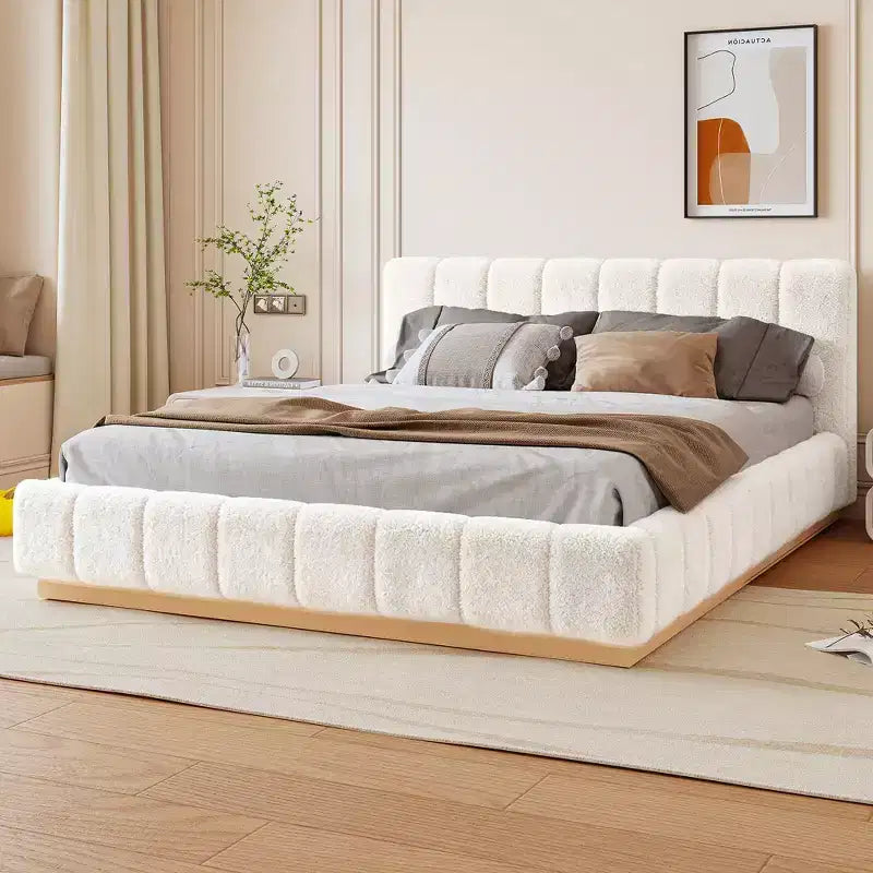 Struttura letto a piattaforma matrimoniale/king-size, con rivestimento in bouclé e base in legno, a basso profilo per camera da letto, appartamento