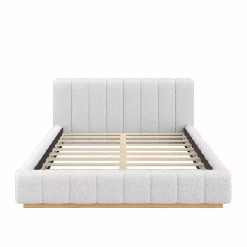 Struttura letto a piattaforma matrimoniale/king-size, con rivestimento in bouclé e base in legno, a basso profilo per camera da letto, appartamento