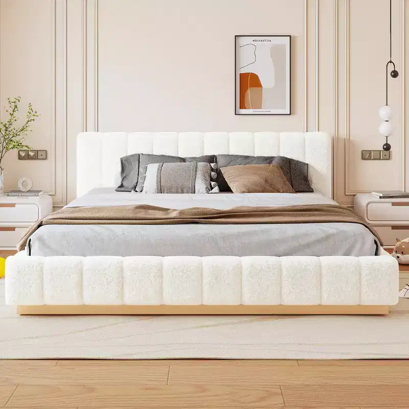 Struttura letto a piattaforma matrimoniale/king-size, con rivestimento in bouclé e base in legno, a basso profilo per camera da letto, appartamento