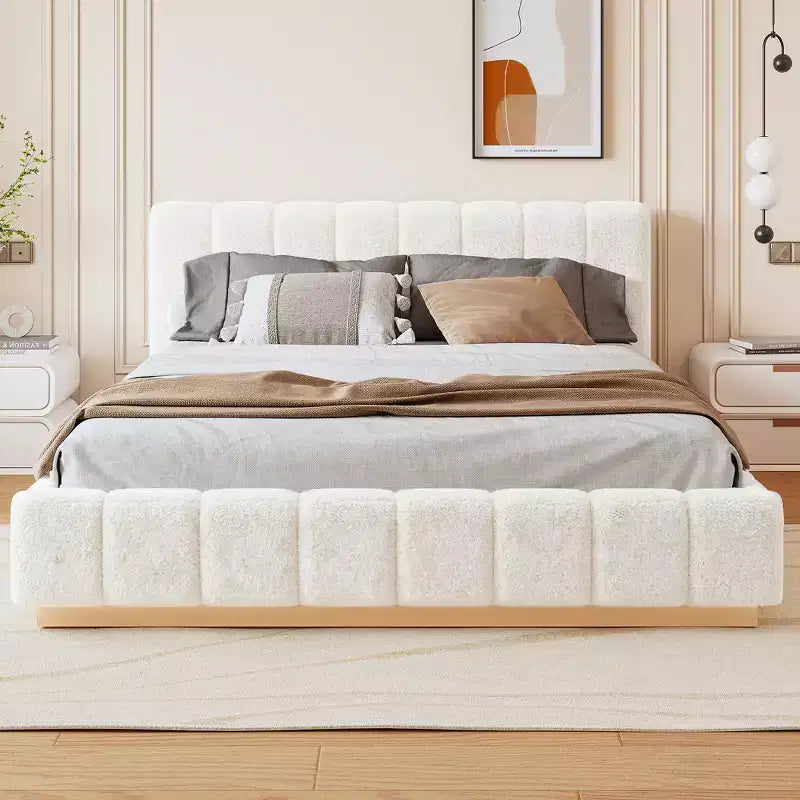 Struttura letto a piattaforma matrimoniale/king-size, con rivestimento in bouclé e base in legno, a basso profilo per camera da letto, appartamento