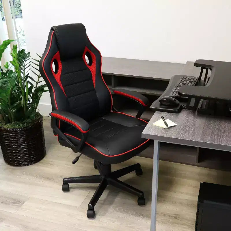 Sedia da ufficio regolabile con schienale alto in similpelle, rete e tessuto, con finiture nere e rosse
